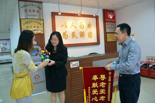 尊老爱老，，，，，，奉献爱心 ——壹号娱乐“敬老、爱老” 送产品活动